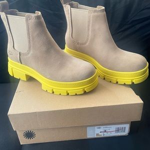 UGG ASHTON CHELSEA SAND SUEDE WOMEN'S BOOTS US SIZE 6